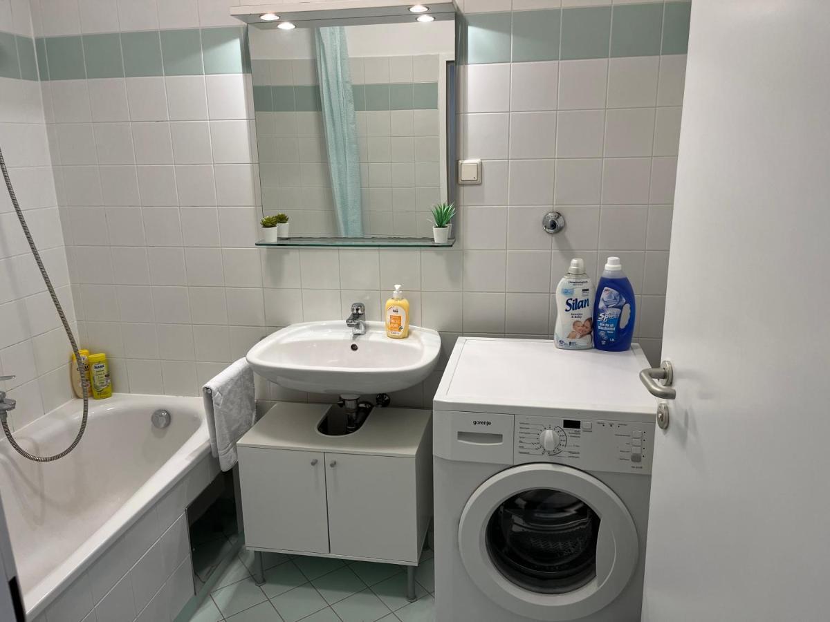 Cool Schoenbrunn Apt 2Br Vienna Exterior photo